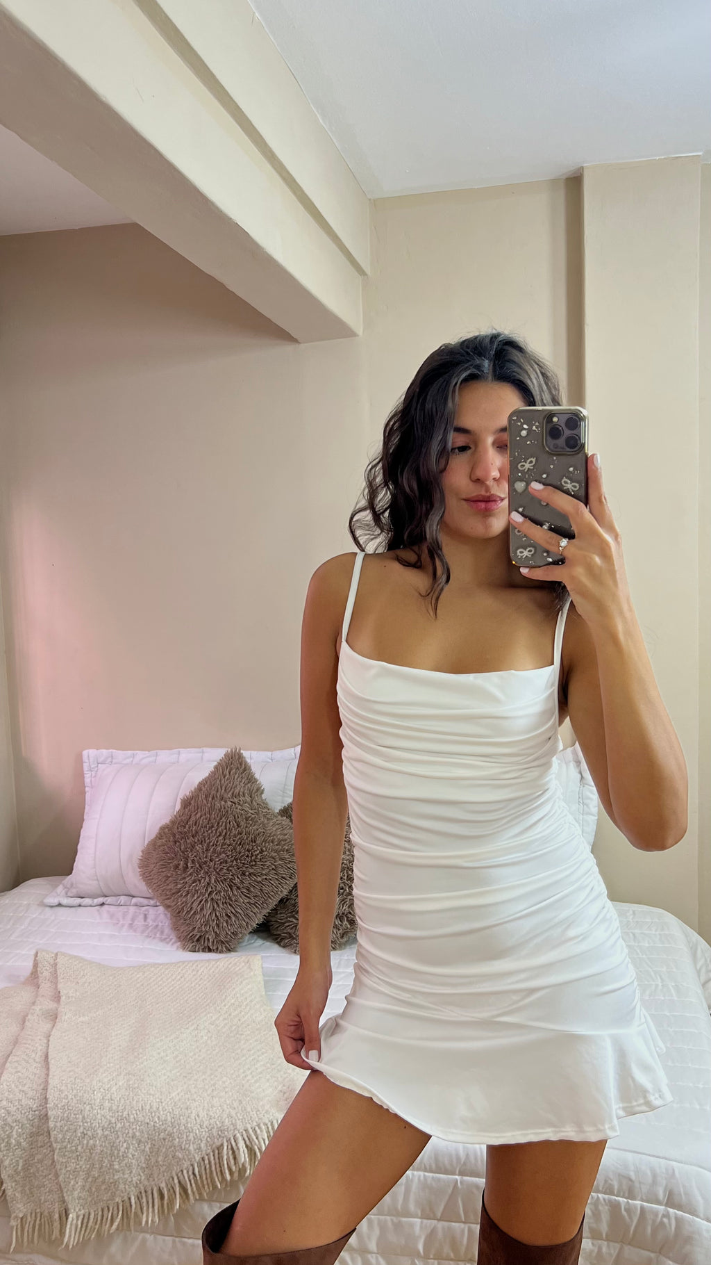 Vestido con frunce y volado